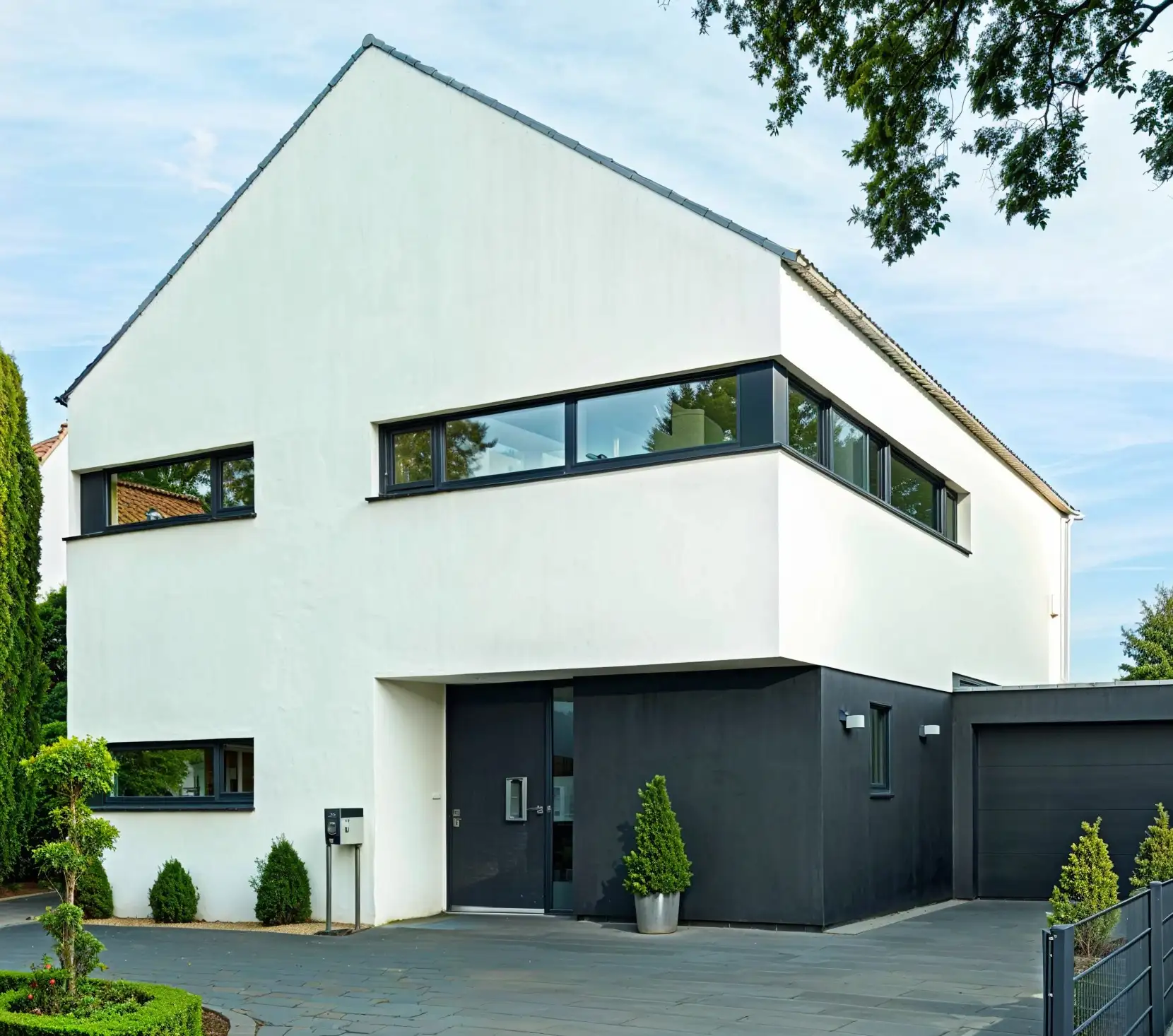 Modernes Haus mit großen Fensterfronten