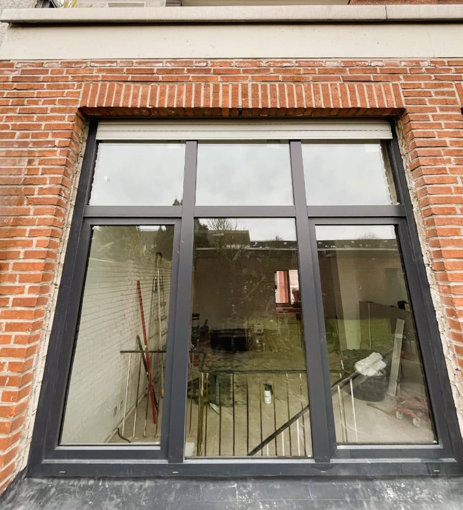 Neu eingebaute HÖNING Fensterwand in einer Backsteinfassade